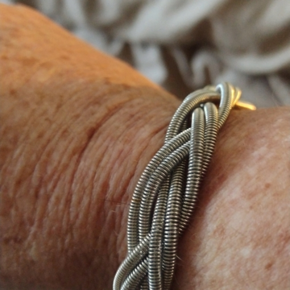 Bracelet braided with magnetic clasp